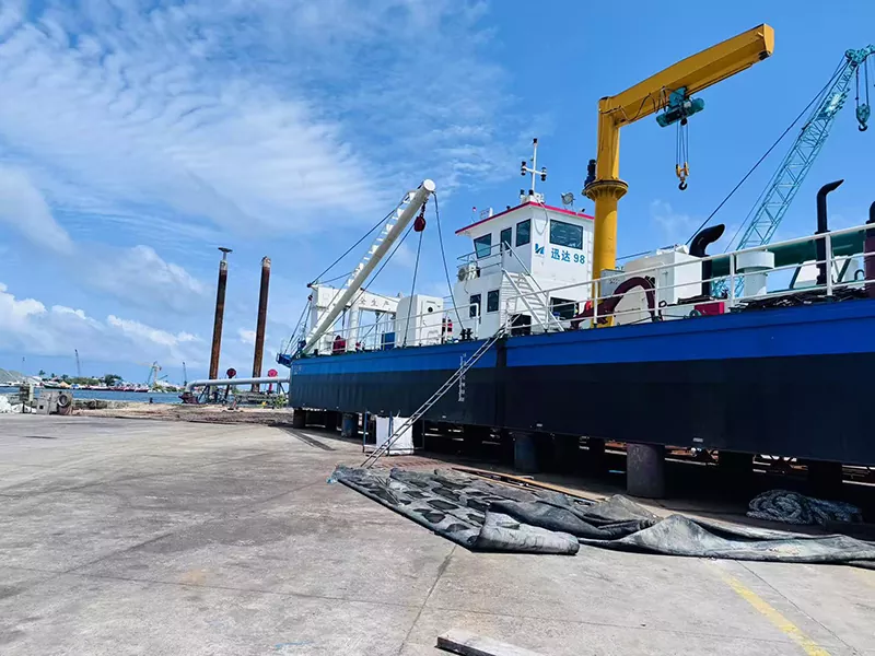 Barco draga de servicio pesado