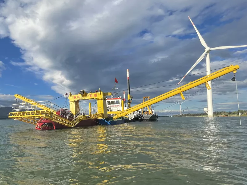 Barco dragador portuario