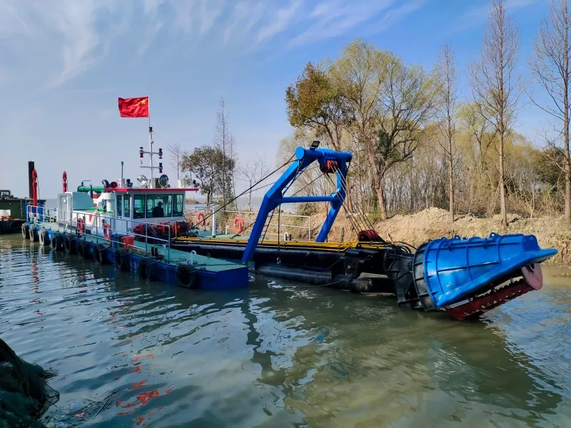 Barco dragador de lodos