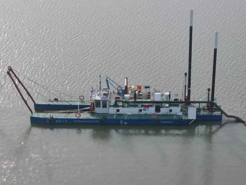 Barco draga de estaño